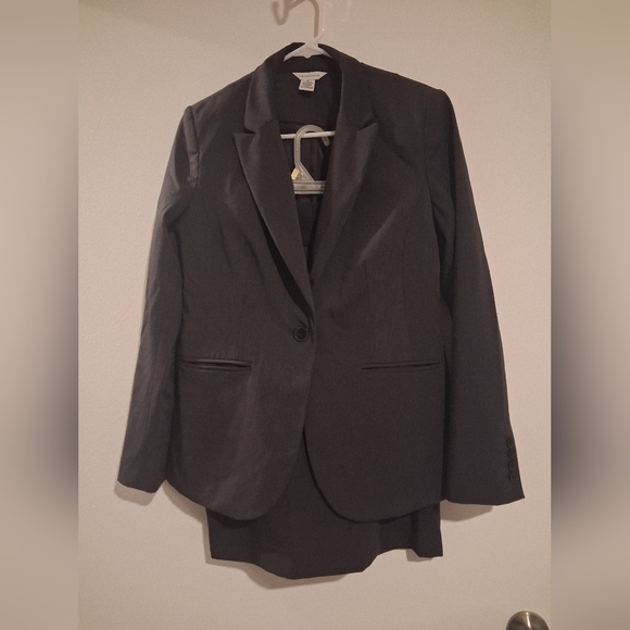Liz Claiborne Dark Gray Suit Jacket/Skirt Size 6 And 8 - Picture 2 of 9